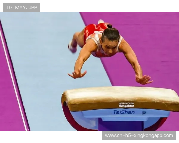 世界游泳冠军摔倒丢金,全场为其鼓掌致敬