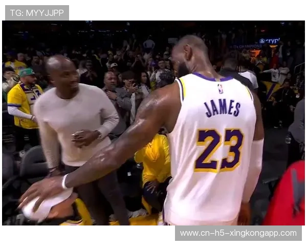 詹姆斯球馆内被小球迷拦下请求签名，反应超温柔